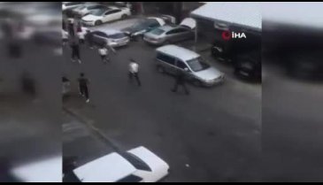 Elleri sopalı bir grup iş yerini böyle bastı!