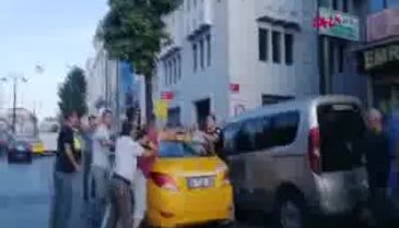 Taksiciyle yolcunun bıçaklı kavgası kameraya yansıdı