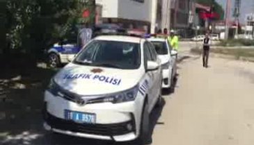 Bursa'da otobüs beklerken geri manevra yapan kamyonun altında can verdi