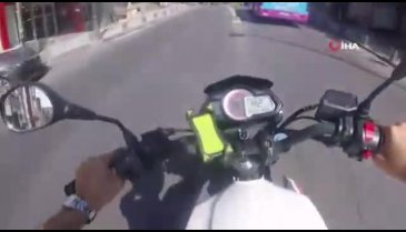 Otobüsü sollamak isteyen motosikletli genç kaza yaptı