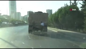 Hafriyat kamyonunun arkasına tutunan gençler böyle kaçıştı