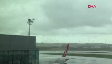 Hakan Atilla'nın bulunduğu uçak İstanbul'a indi