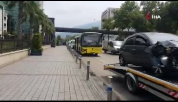 Bursa'da 5 araç birbirine girdi: 2 yaralı