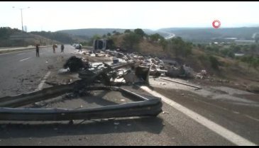 TIR şoförü uyudu, aracı bariyerlere çarpıp ters döndü