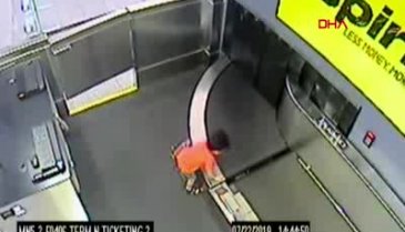 2 yaşındaki çocuk havalimanında paniğe neden oldu