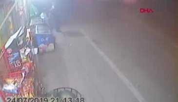 Otomobilin baba ve 2 çocuğuna çarpma anı kameraya yansıdı