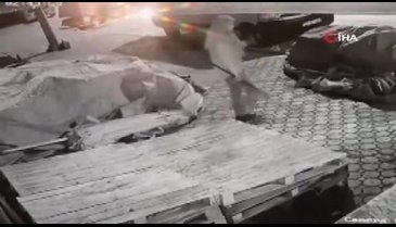 Kadın elbisesi giyip marketi soydular!
