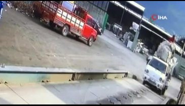 Bursa'da 13 yaşındaki oğlunun sürdüğü kamyonetten yola düşerek yaralandı