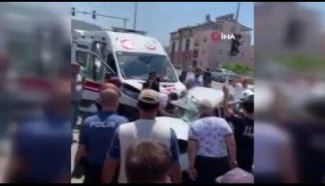 Hasta taşıyan ambulans, otomobille çarpıştı! 2 ölü, 1 ağır yaralı