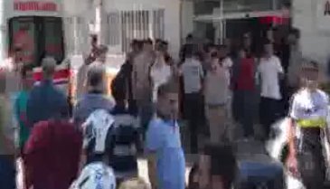 Husumetli olduğu ailenin evine gidip kurşun yağdırdı