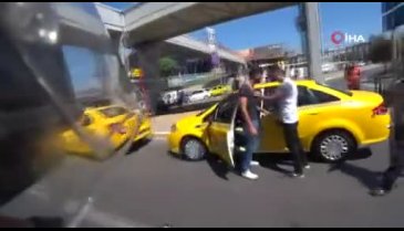 Taksicilerin sıra kavgasında küfürler havada uçuştu