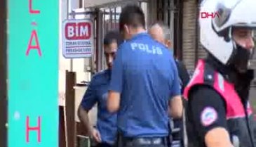 Yolda yürürken kafasına çöp poşeti düştü