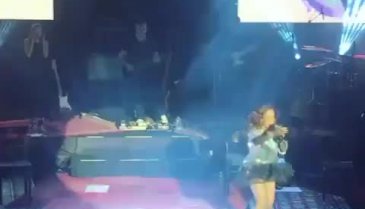 Sertab Erener konser esnasında sahnede düştü