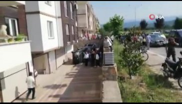 Bursa'da kontrolden çıkan otomobil, otobüs durağa çarptı: 2'si çocuk 4 yaralı