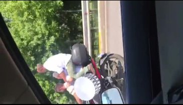 Bu kadar da olmaz dedirten görüntü! Motosikletin bagajına oturdu (ÖZEL HABER)