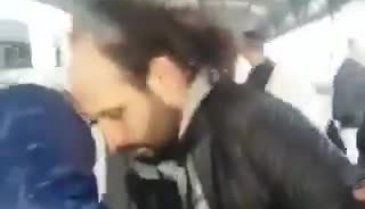 Metrobüste cinsel taciz! Çığlık atarak elinden kurtuldu
