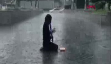 Sağanakta herkes kaçtı o çalmaya devam etti