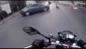 Motosiklet sürücüsü otomobile çarpmaktan son anda kurtuldu