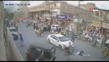 Pakistan'daki patlama güvenlik kamerasına yansıdı