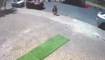 Yolun karşısına geçmeye çalışan genç kıza cipin çarpması kamerada