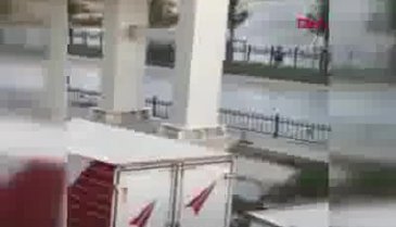 Üst geçidi kullanmayan çocuğa dayak