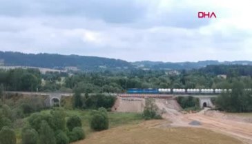 Yük treni raydan çıkıp böyle devrildi