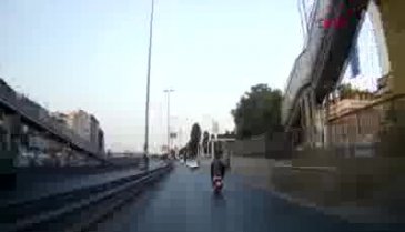 Motosikletlinin televizyonla tehlikeli yolculuğu kameraya yansıdı