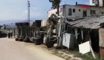 Bursa'da odun yüklü TIR, eve çarptı