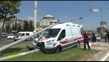 Ambulans ile otomobil çarpıştı: Yaralılar var