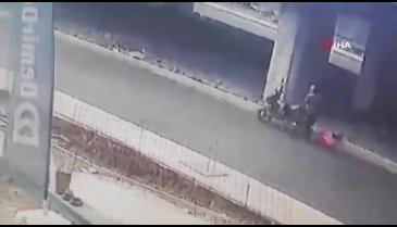 Arızalanan motosikletini yol kenarında böyle yaktı