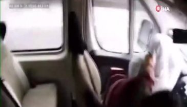 Trafik levhasına çarpan sürücü ölümden döndü