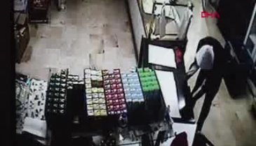 Sultangazi'de silahlı fırın soygunu kamerada