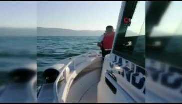 Bursa İznik Gölü'nde mahsur kalan 3 kişiyi jandarma kurtardı