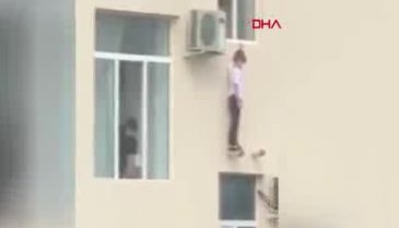Sekizinci kattan düşmek üzere olan çocuğun imdadına komşusu yetişti