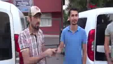 Bursa'da Suriyeli genç para dolu cüzdanı önce polise sonra sahibe teslim etti