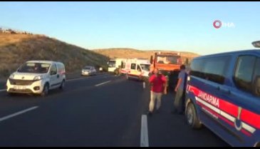 Küçükbaş yüklü TIR'a başka bir TIR çarptı, 3 kişi yaralandı, onlarca hayvan öldü