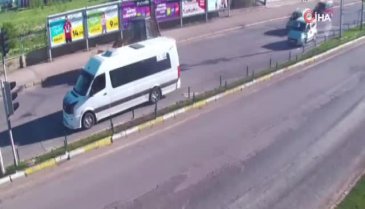 Makas atan sürücü önündeki minibüse çarptı