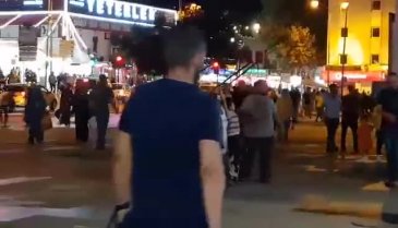 Böyle baba olur mu? Kendi kasılıyor, minik çocuk ise... (ÖZEL HABER)
