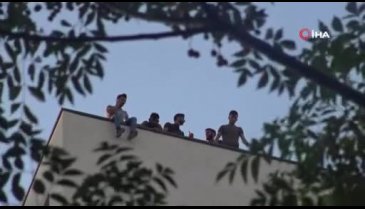 Bursa'da bayram öncesi paralarını alamadıkları iddiasıyla çatıya çıktılar