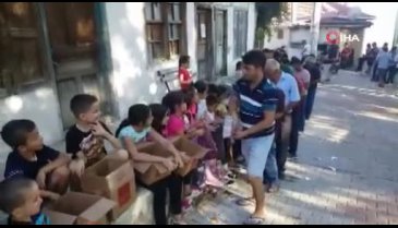 İş adamı mezarlık ziyareti yapanları paraya boğdu