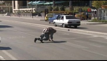 Bursalı tiyatrocu kaplumbağa kılığına girerek sürücülere mesaj verdi
