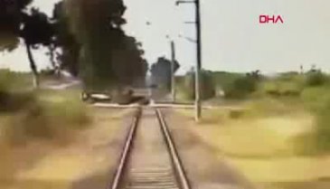 Yük treni ile traktör birbirine girdi!