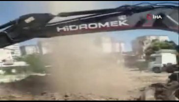 Su metrelerce yükseğe fışkırdı
