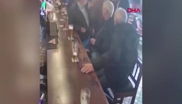 Ünlü dövüşçü, verdiği içkiyi reddeden yaşlı adamı yumrukladı