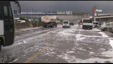 Yolu dökülen sabun yağmur yağınca köpürdü!