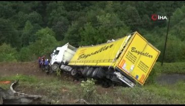 Bursa'dan Yalova istikametine giden TIR uçuruma yuvarlandı