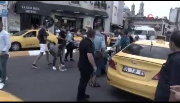 Taksici çarptığı turisti darp etti