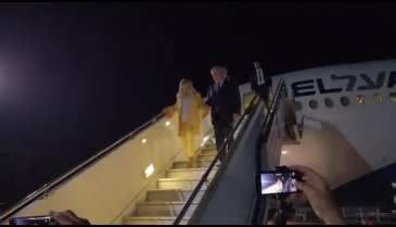 Netanyahu'nun eşi ikram edilen ekmeği yere attı