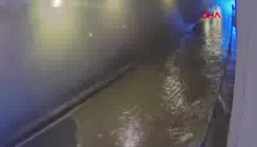 Eminönü'nde sel baskını güvenlik kamerasına yansıdı