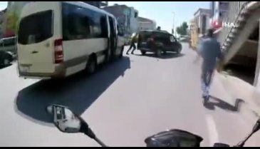 Bozulan aracını iten adamın ayağını minibüs ezdi